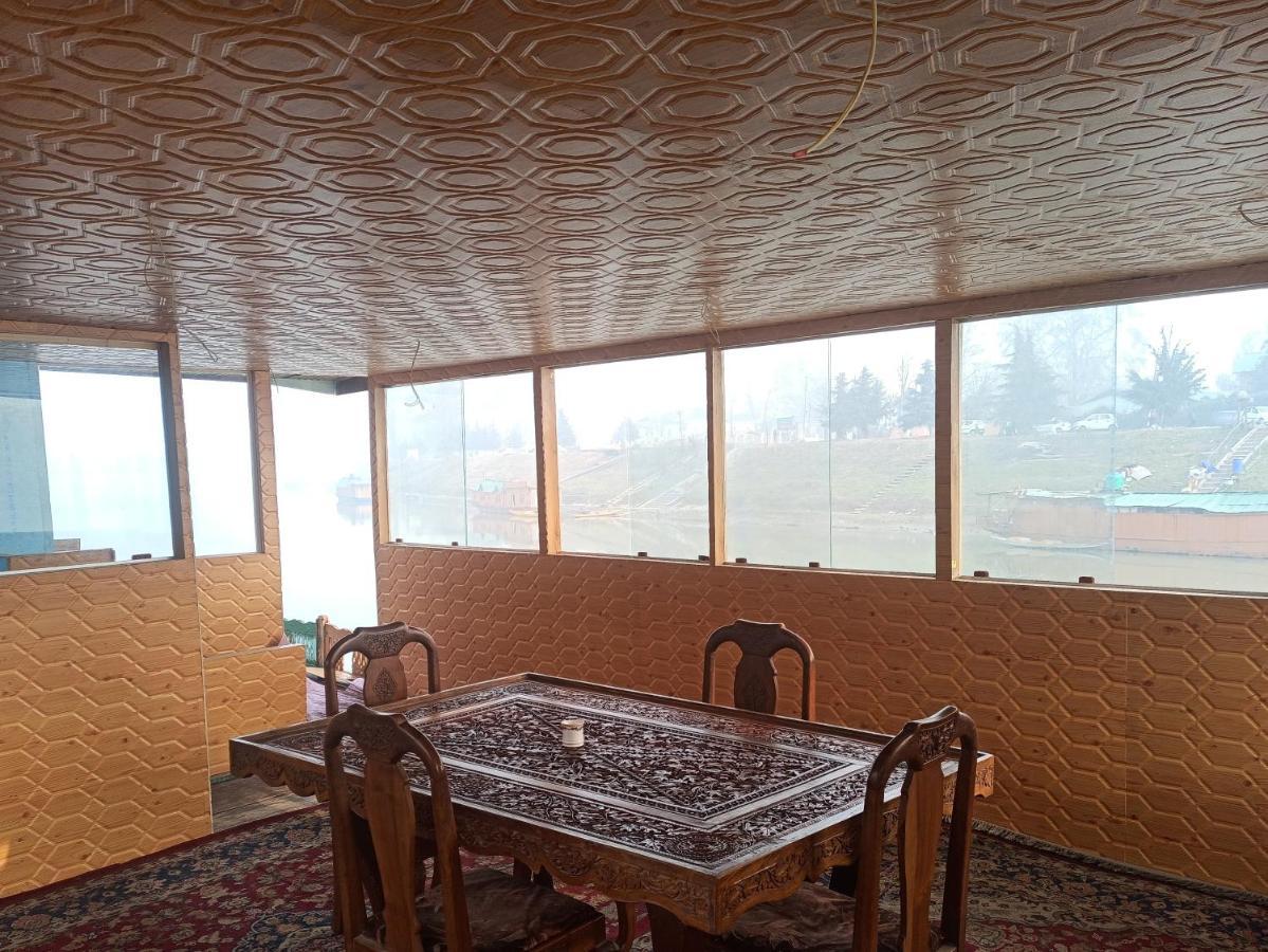 Houseboat Karima Palace Srīnagar Exterior foto