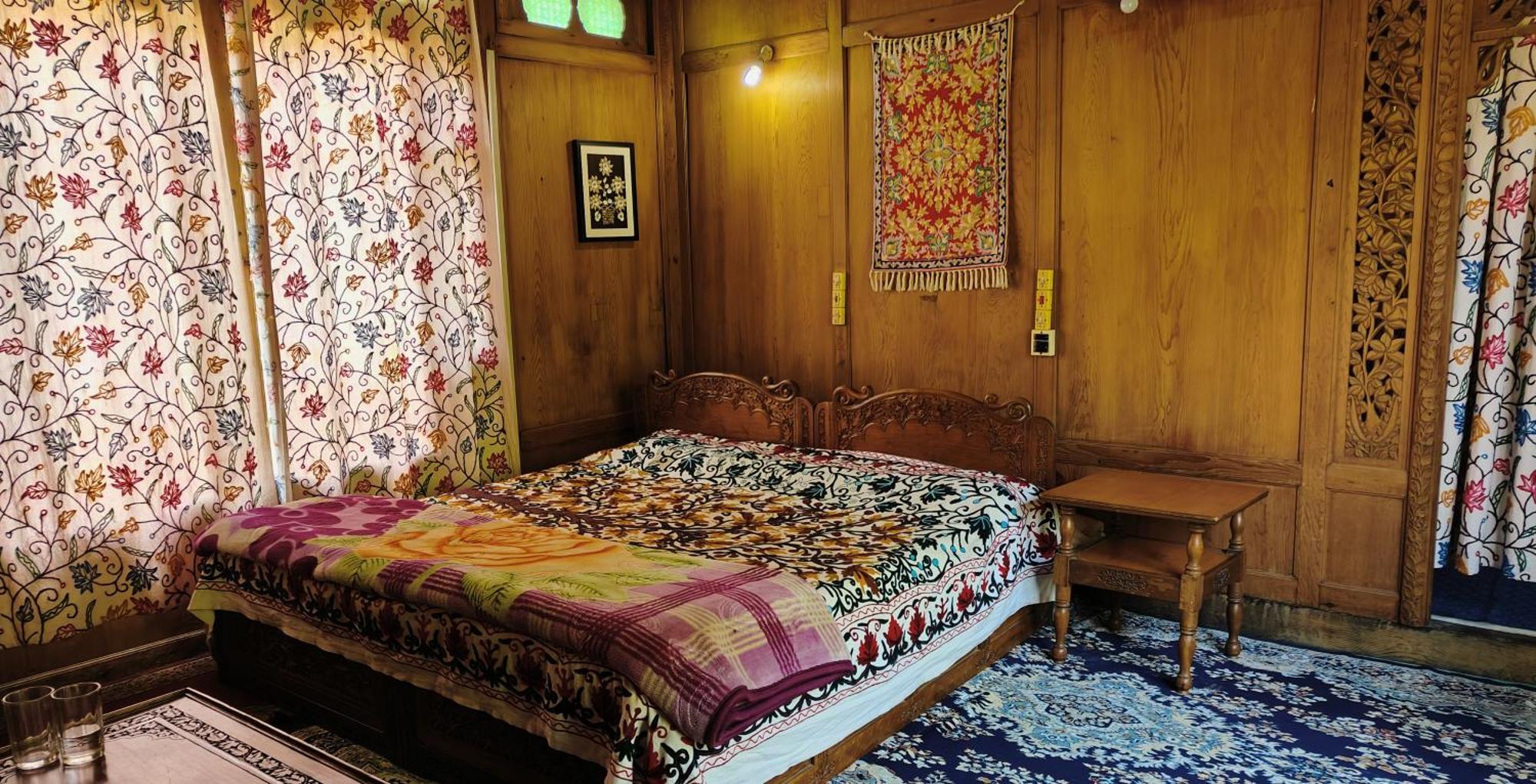 Houseboat Karima Palace Srīnagar Exterior foto